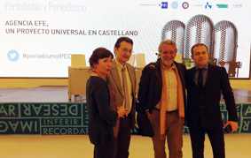 De izq. a dcha., Pilar Valero, Emilio Crespo y Carlos Gosch, responsables de Internacional, Contenidos Digitales y Nacional de EFE, respectivamente, junto a Aurelio Martín, vicepresidente de la federación. Foto: FAPE.